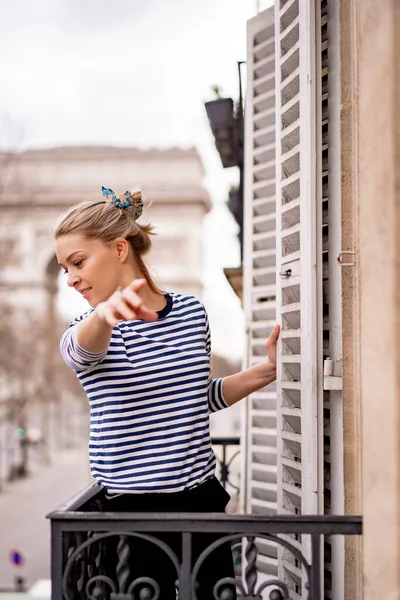 Attraktiv Ung Kvinna Balkong Morgonen Staden Paris — Stockfoto