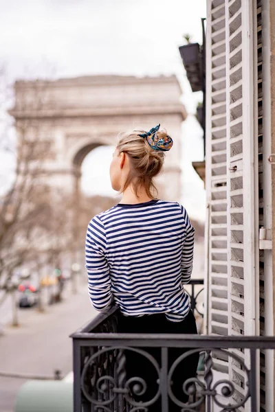 Attraktiv Ung Kvinna Balkong Morgonen Staden Paris — Stockfoto