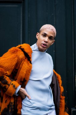 Paris 'te poz veren yakışıklı Afrikalı Amerikalı genç bir adam. Mutlu gülümseme, moda tarzı.