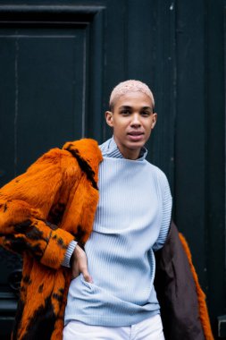 Paris 'te poz veren yakışıklı Afrikalı Amerikalı genç bir adam. Mutlu gülümseme, moda tarzı.