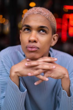 Kafedeki genç, çekici Afro-Amerikalı adam, moda çekimi..