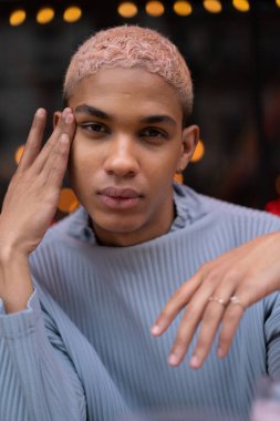 Kafedeki genç, çekici Afro-Amerikalı adam, moda çekimi..