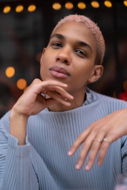 Kafedeki genç, çekici Afro-Amerikalı adam, moda çekimi..