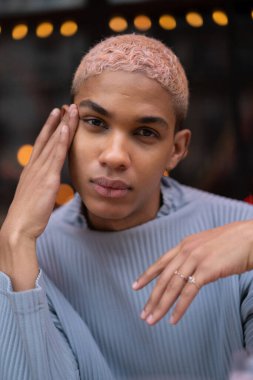 Kafedeki genç, çekici Afro-Amerikalı adam, moda çekimi..