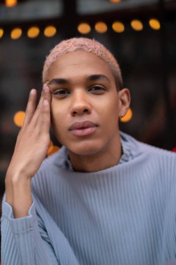 Kafedeki genç, çekici Afro-Amerikalı adam, moda çekimi..