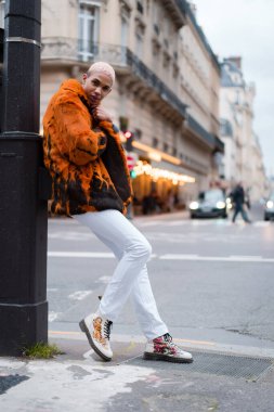 Paris 'te poz veren yakışıklı Afrikalı Amerikalı genç bir adam. Mutlu gülümseme, moda tarzı.