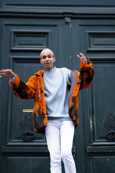 Jovem Afro Americano Bonito Posando Livre Paris Sorriso Feliz Estilo — Fotografia de Stock