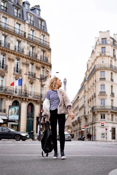 Joven Mujer Hermosa Aire Libre París Concepto Viaje Fotos Divertidas — Foto de Stock