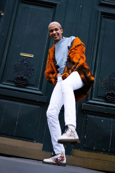Joven Hombre Afroamericano Guapo Posando Aire Libre París Sonrisa Feliz — Foto de Stock