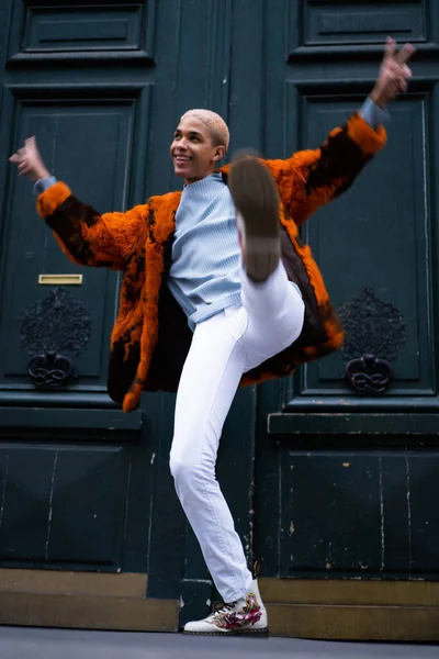Joven Hombre Afroamericano Guapo Posando Aire Libre París Sonrisa Feliz —  Fotos de Stock