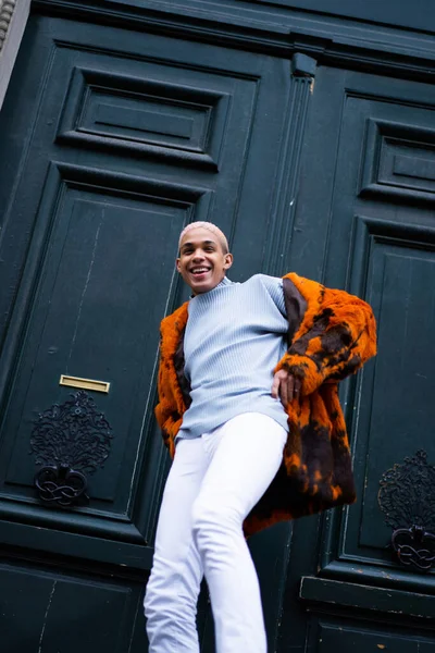 年轻英俊的非洲裔美国男子在巴黎的户外摆姿势 笑容满面 时尚风尚 — 图库照片