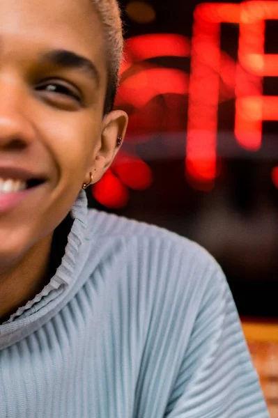 Ung Attraktiv Afrikansk Amerikansk Man Café Mode Skytte — Stockfoto