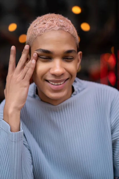 Joven Atractivo Afroamericano Hombre Cafetería Tiro Moda — Foto de Stock