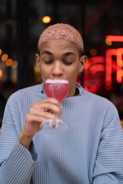 Jovem Atraente Homem Americano Africano Café Com Coquetel Cosmopolita Rosa — Fotografia de Stock