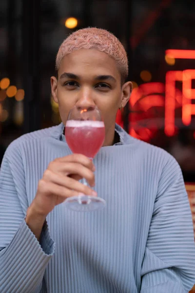 Giovane Uomo Afroamericano Attraente Caffè Con Cocktail Cosmopolita Rosa Servizio — Foto Stock