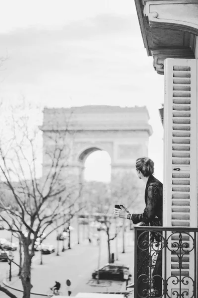 Attrayant Yang Femme Pyjama Est Boire Café Sur Balcon — Photo