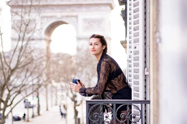 Attraente Donna Yang Pigiama Sta Bevendo Caffè Sul Balcone — Foto Stock