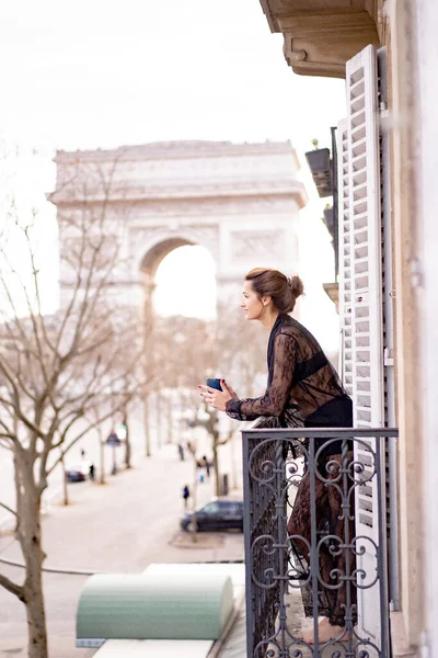 Attraktiv Yang Kvinna Pyjamas Dricker Kaffe Balkong — Stockfoto
