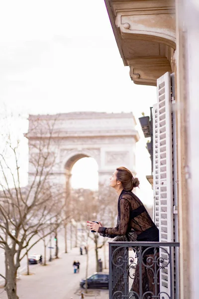 Atrakcyjna Kobieta Yang Piżamie Pije Kawę Balkonie — Zdjęcie stockowe