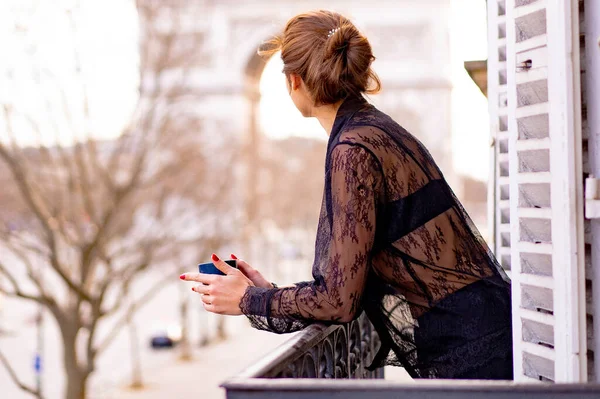 Attraente Donna Yang Pigiama Sta Bevendo Caffè Sul Balcone — Foto Stock