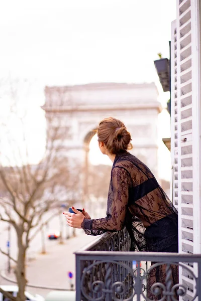 Attraktiv Yang Kvinna Pyjamas Dricker Kaffe Balkong — Stockfoto