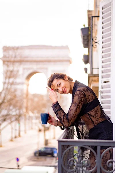 Aantrekkelijke Yang Vrouw Pyjama Drinkt Koffie Balkon — Stockfoto