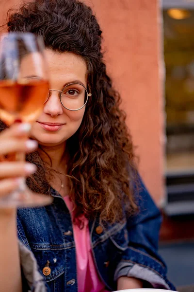 Bela Jovem Com Cabelo Encaracolado Café Rua Com Copo Vinho — Fotografia de Stock