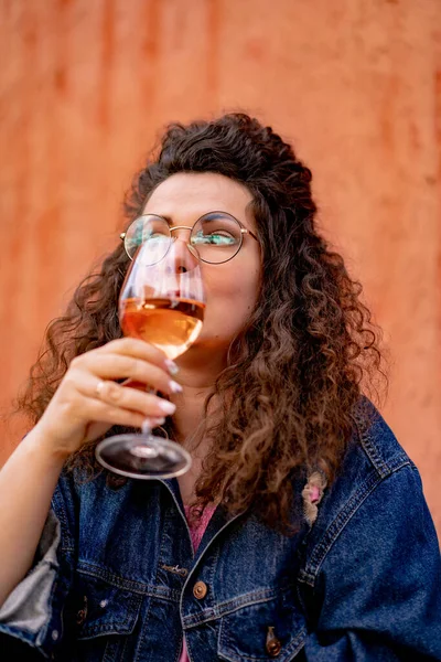 Bir Sokak Kafesinde Bir Bardak Gül Şarabıyla Kıvırcık Saçlı Güzel — Stok fotoğraf