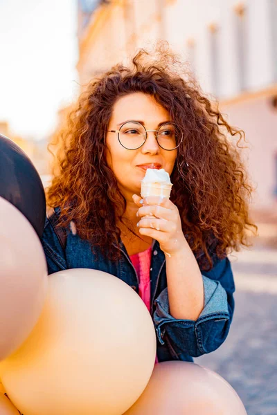 Jovem Bela Mulher Cabelo Encaracolado Marrom Vestido Longo Rosa Com — Fotografia de Stock