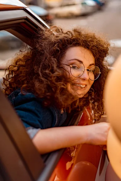 Güzel Kıvırcık Kız Arabadaki Mutlu Kadın Arabanın Camından Dışarı Bakan — Stok fotoğraf