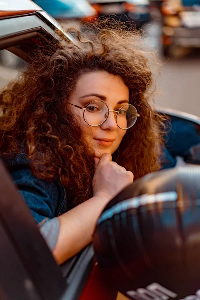 Hermosa Chica Rizada Una Mujer Feliz Coche Una Mujer Mira —  Fotos de Stock