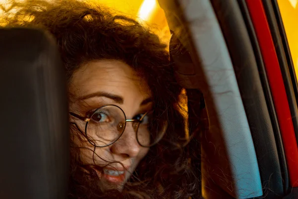 Beautiful Curly Girl Happy Woman Car Woman Looks Out Car — Stock Photo, Image