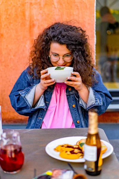 Beautiful Young Woman Curly Hair Street Cafe Having Lunch — Stock Photo, Image