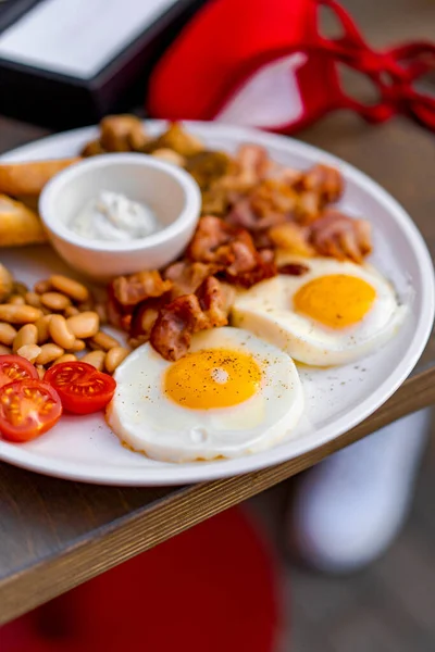 Pequeno Almoço Ovos Fritos Dois Ovos Feijão Bacon Tomates Café — Fotografia de Stock