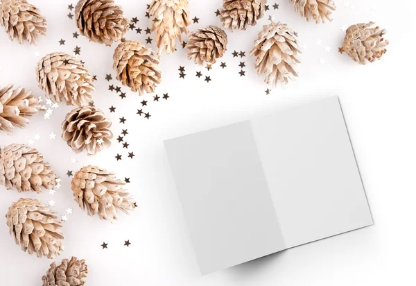 Navidad plana lay mockup imagen de escritorio con conos de pino y tarjeta abierta — Foto de Stock