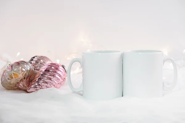 Image de produit de stock de style de maquette, deux tasses blanches que vous pouvez ajouter votre conception / devis personnalisé à . — Photo