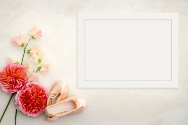 Beyaz bir çerçeve ile stok fotoğraf çiçek mockup tarz