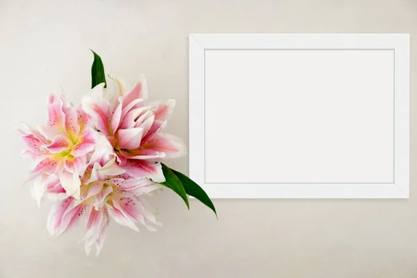 Floral mockup gestyled stockfotografie met wit frame — Stockfoto