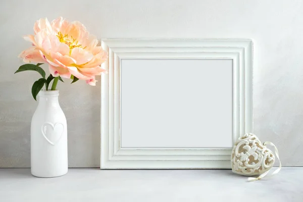 Beyaz bir çerçeve ile stok fotoğraf çiçek mockup tarz