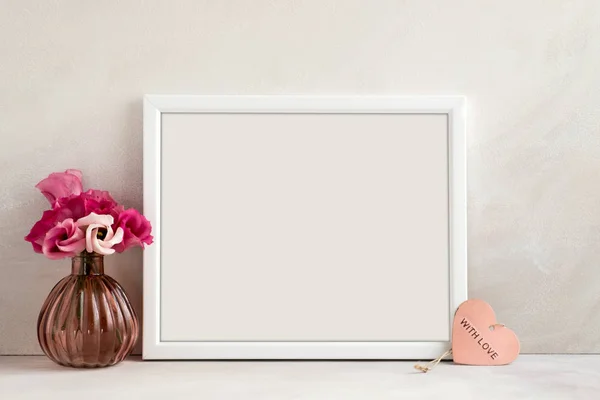 Beyaz bir çerçeve ile stok fotoğraf çiçek mockup tarz