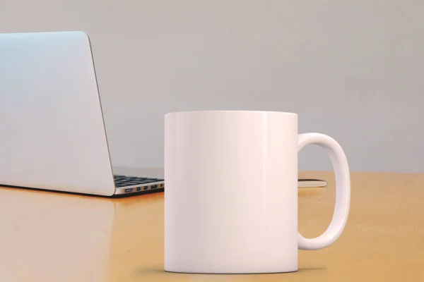 Taza de café blanco en blanco para agregar diseño personalizado / presupuesto . — Foto de Stock