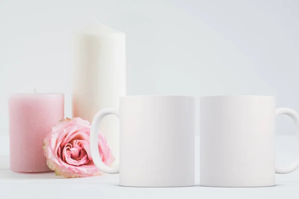 2 kupa Mockup çiçek tasarımlı stok fotoğraf