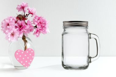 Bir mason kavanoz kapak ile çiçek mock-up
