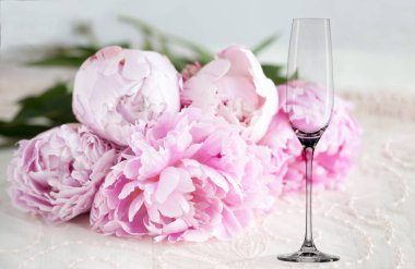 Çiçek mock-up peonies önünde bir şampanya cam