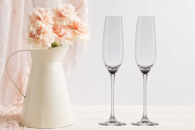 Çiçek Mockup - 2 şampanya bardağı boş.
