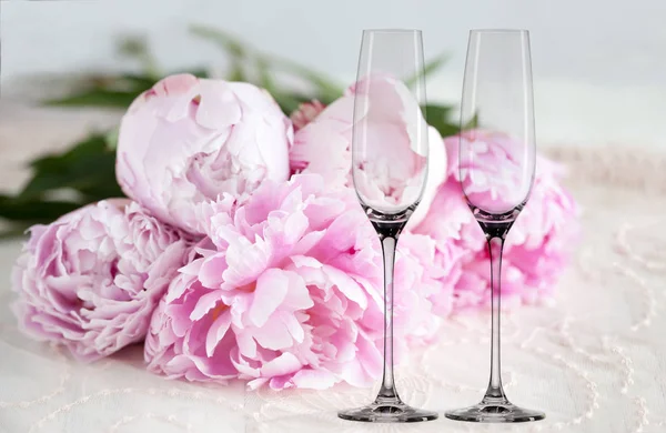 Mockup - 2 şampanya bardağı, peonies