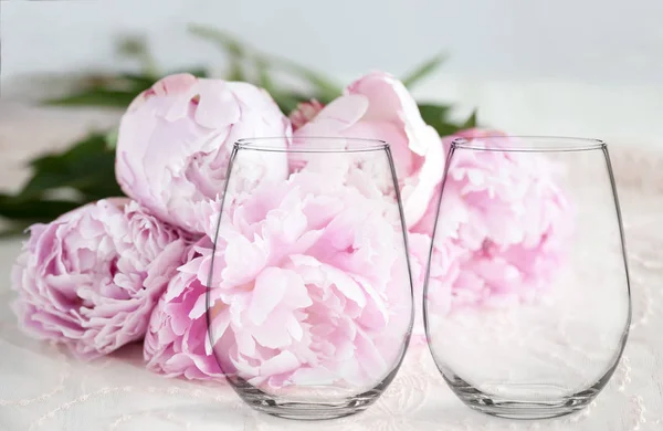 Mockup - 2 gelas anggur tanpa batang, dengan peonies di belakang — Stok Foto