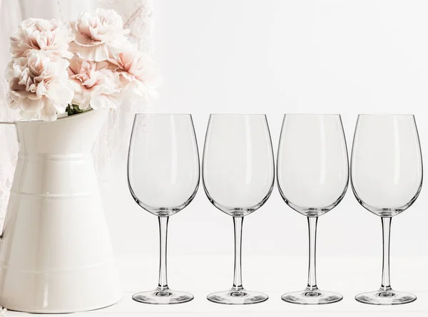 Květinové maketa - 4 prázdné sklenice na víno — Stock fotografie