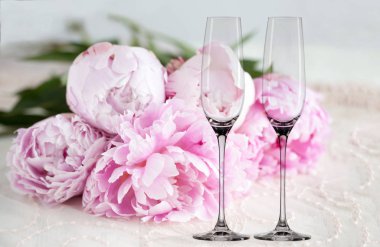 Mockup - 2 şampanya bardağı, peonies