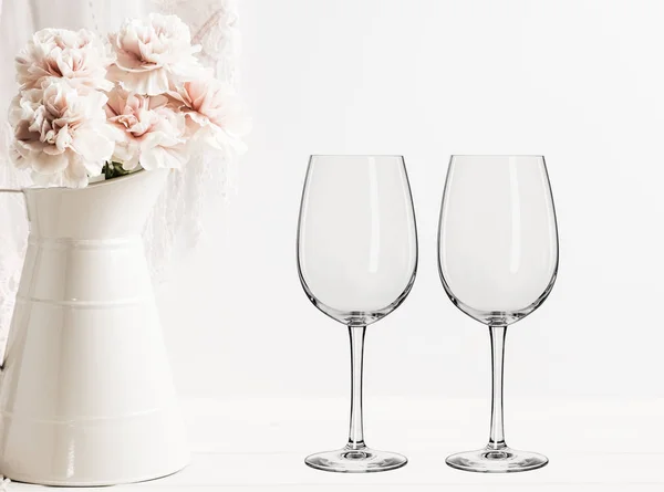 Цветочный макет - 2 пустых бокала для вина — стоковое фото